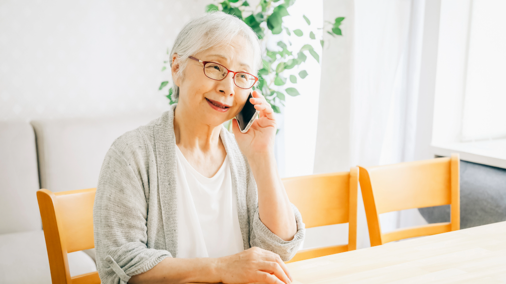 電話で予約する女性のイラスト