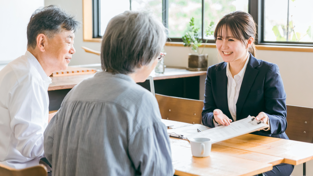 サービスを提案するスタッフのイラスト